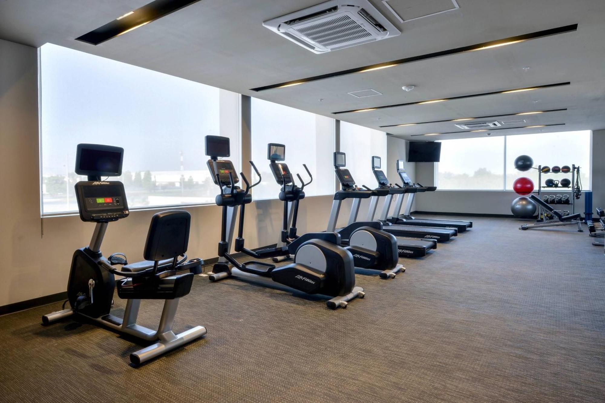 Courtyard By Marriott San Luis Potosi, Los Lagos Bagian luar foto