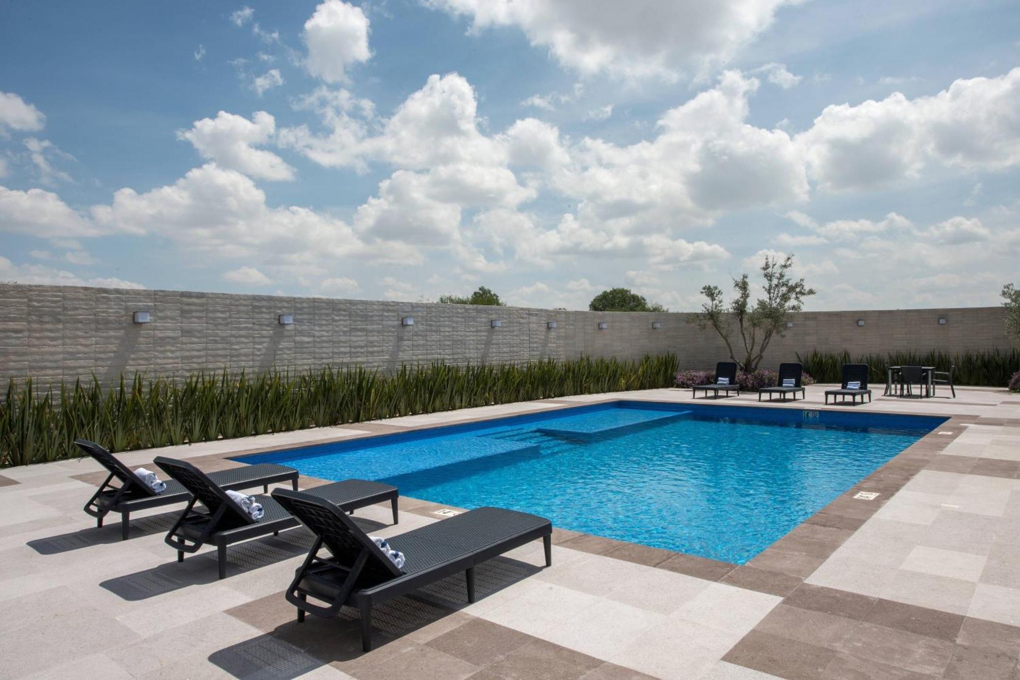 Courtyard By Marriott San Luis Potosi, Los Lagos Bagian luar foto