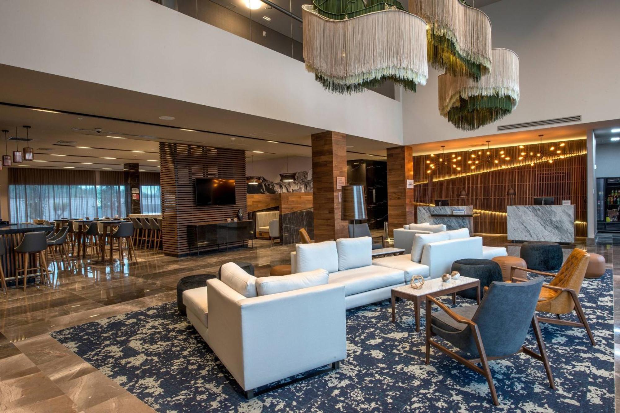 Courtyard By Marriott San Luis Potosi, Los Lagos Bagian luar foto