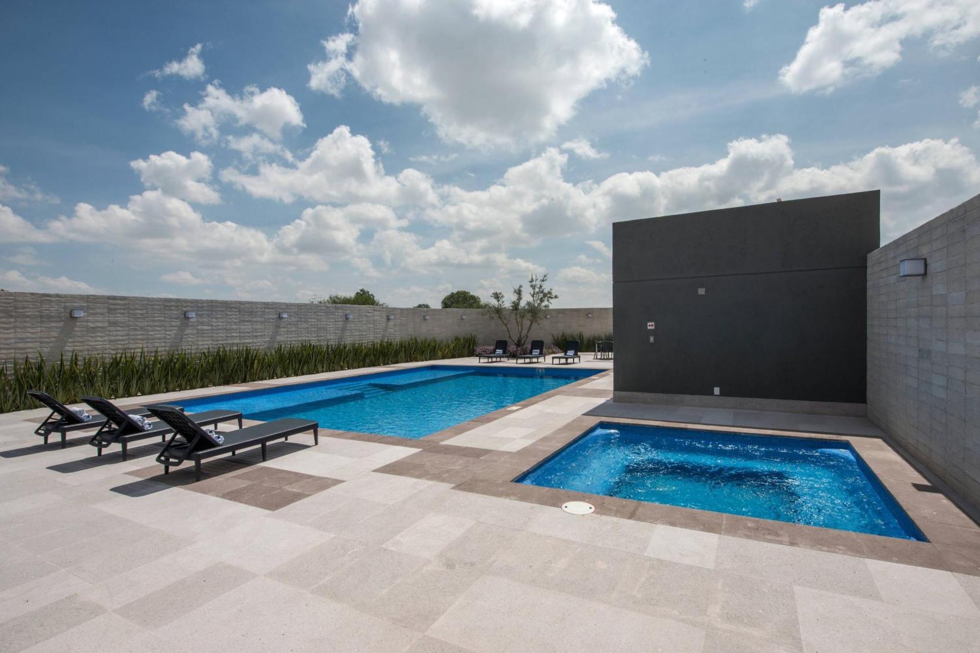 Courtyard By Marriott San Luis Potosi, Los Lagos Bagian luar foto