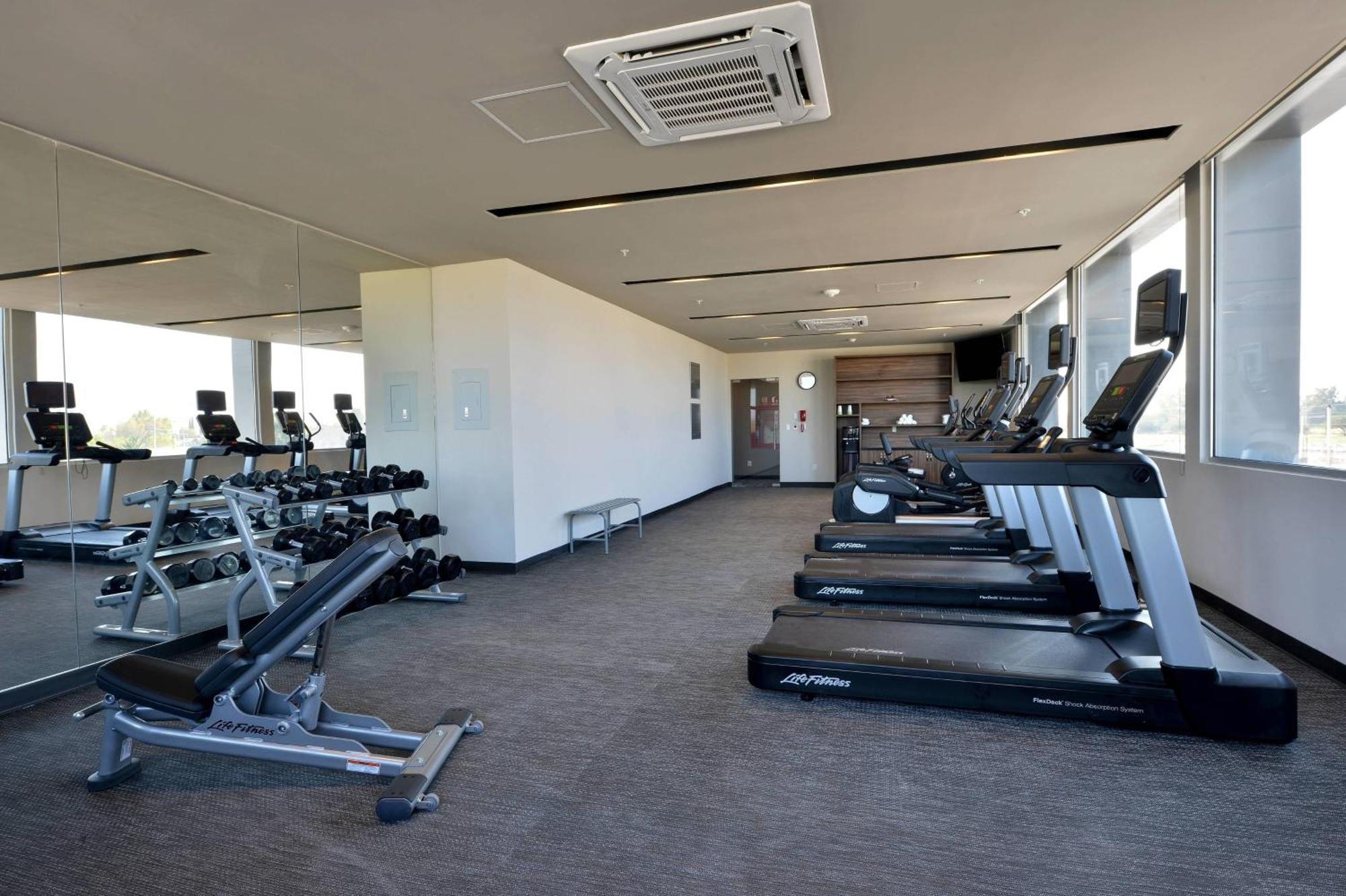 Courtyard By Marriott San Luis Potosi, Los Lagos Bagian luar foto